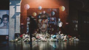 Un quadro ritraente David Bowie