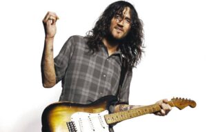 John Frusciante in posa per un servizio fotografico