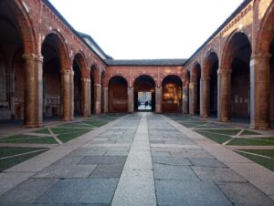 Il quadriportico visto dall'ingresso della basilica di Sant'Ambrogio