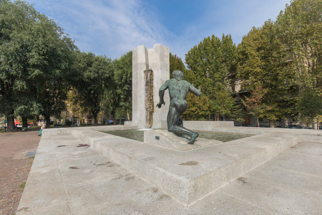 Il monumento di Piazza Grandi a Milano