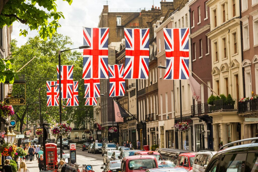 Union Jack in mostra in una strada londinese