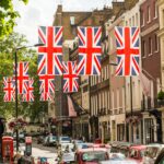 Union Jack in mostra in una strada londinese