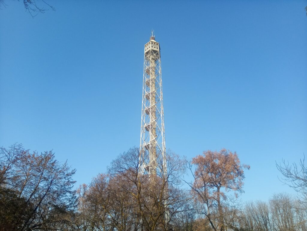 La torre Branca immersa nel parco Sempione
