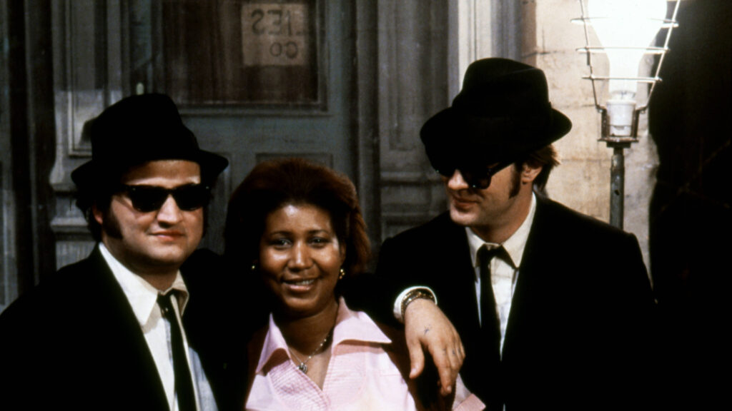 John Belushi (a sinistra), Aretha Franklin e Dan Aykroyd (destra) durante le riprese di The Blues Brothers