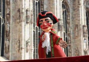 Il celebre Meneghino in parata davanti al Duomo 