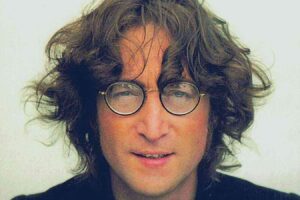 Un primo piano di John Lennon