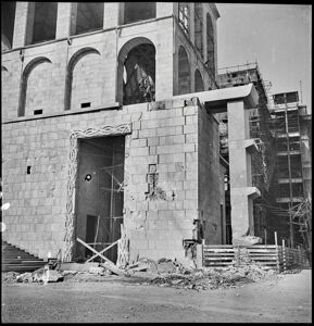 Il lato dell'Arengario dopo i bombardamenti del '43