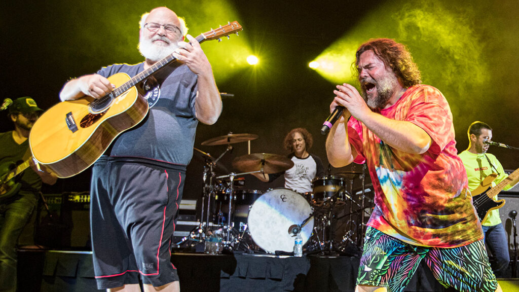 Jack Black e Kyle Gass (Tenacious D) durante un live